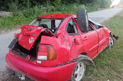 Huda nesreča: 21-letni voznik z avtomobilom padel na tire #foto