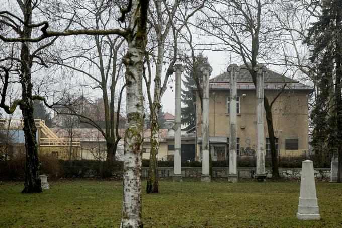 Po drugi svetovni vojni je Jože Plečnik  štiri stebre umestil v spominski park Navje, čeprav je te najprej načrtoval kot del stavbe Glasbene matice. | Foto: Ana Kovač