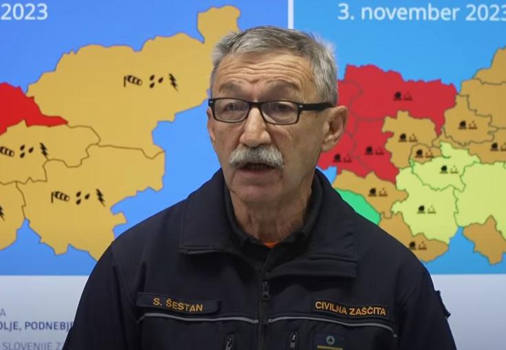 Prvi mož CZ Srečko Šestan je prebivalce obveščal o poplavnih razmerah v državi. | Foto: Arso