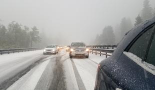 Sneg že povzroča težave voznikom