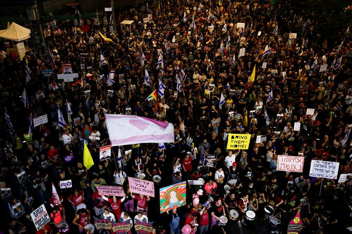 protesti, Tel Aviv | Nekateri protestniki so nosili majice z napisom Pripeljite jih domov, kar se nanaša na izraelske talce, ki jih je 7. oktobra lani med vdorom v Izrael zajelo palestinsko islamistično gibanje Hamas in so še vedno na območju Gaze. | Foto Reuters