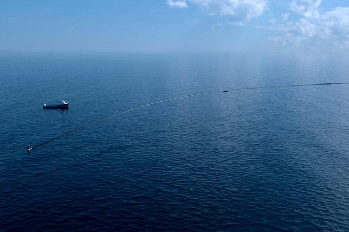 Glavna dela pacifiškega čistilnega sistema organizacije The Ocean Cleanup sta plovna komponenta, od 600 metrov do dveh kilometrov dolga cev z velikim premerom, ki s seboj vleče površinske plastične smeti in skrbi za to, da se celoten sistem po oceanu premikal s pomočjo vetra in valovanja, in trimetrska stena, pritrjena na dno cevi, ki lovi kose plastike, skrite tik pod morsko gladino. Sistem je bil zasnovan tako, da se naj bi premikal hitreje od plastičnih smeti, ki jih sem ter tja po oceanu nosijo skoraj izključno morski tokovi, in jih s tem zbiral na enem mestu. To se je na začetku izjalovilo, saj je čistilni sistem plul prepočasi, zaradi česar so mu smeti uhajale. | Foto: The Ocean Cleanup