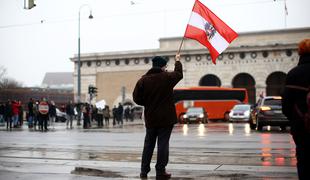Slovaki ukinjajo izredne razmere, Avstrijci policijsko uro