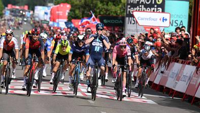 Prvega favorita ustavil padec, sprinterska zmaga Italijanu