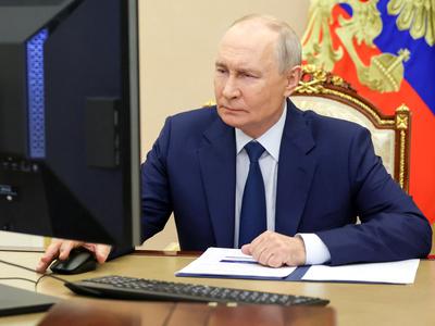 Putin glasoval z nekaj kliki, splet pa se zabava zaradi njegovega zaslona #video