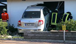 Kako je 78-letna Nemka z avtomobilom zapeljala skozi zid v hišo