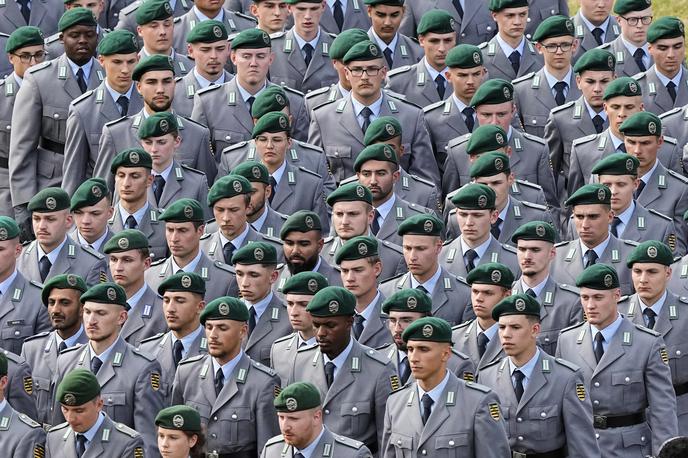 nemški nabor | Potencialni rekruti morajo pred vojaškimi zdravniki sleči hlače, ti pa nato pregledajo moda glede malformacij, denimo nespuščenih testisov ali tumorjev. | Foto Guliverimage