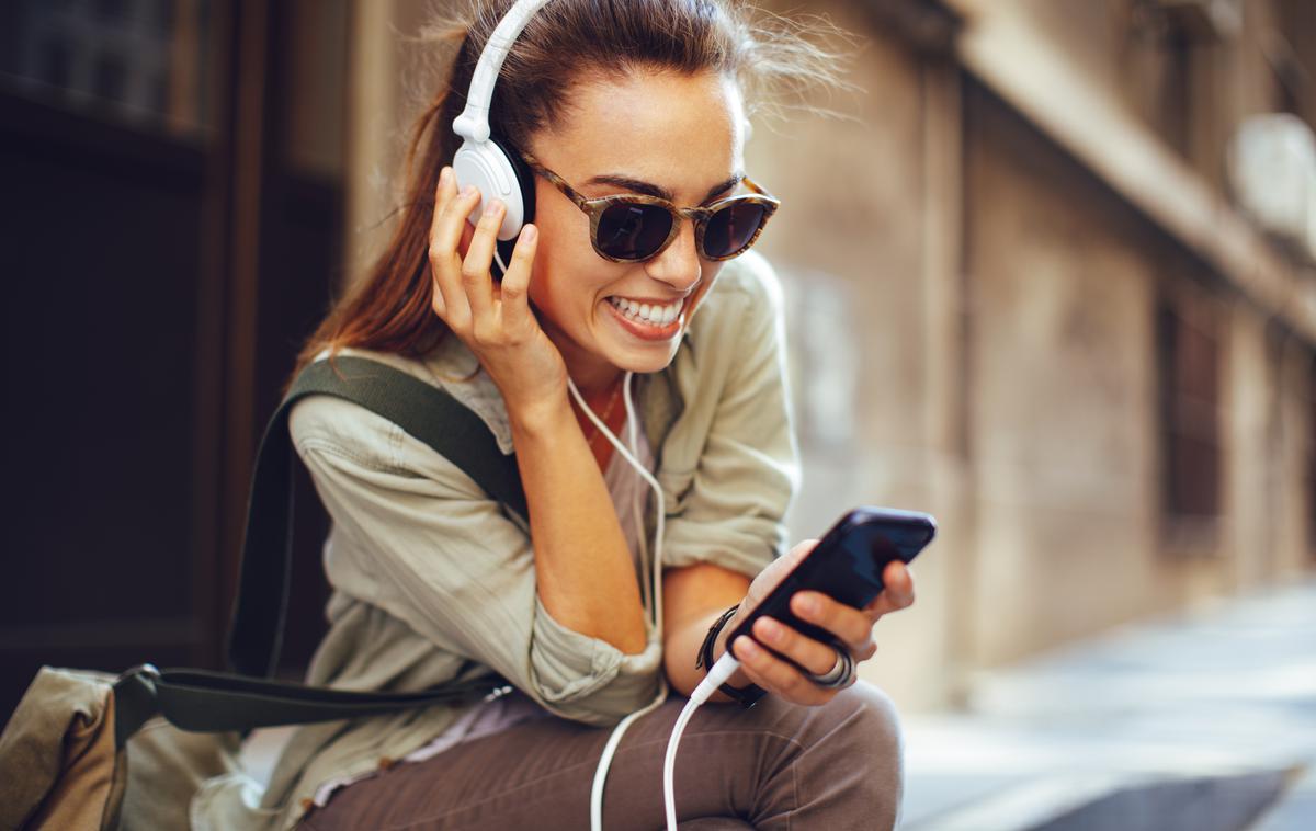 slušalke, telefon, mladi | Foto Shutterstock