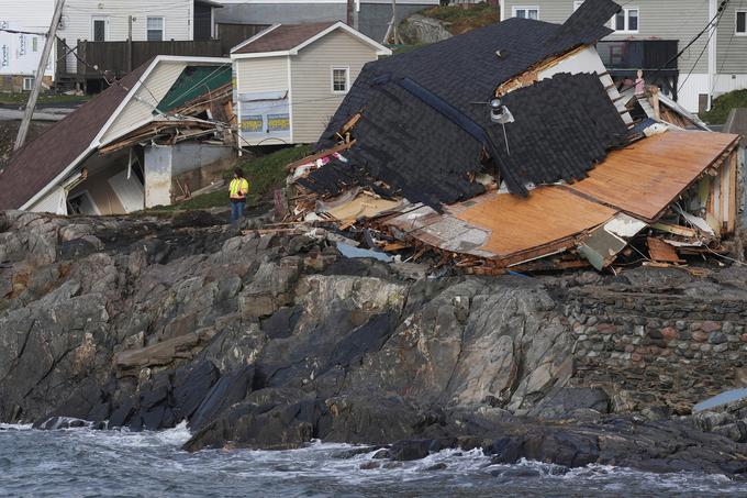 Ob prihodu orkana v Kanado je veter dosegal hitrost 130 kilometrov na uro in povzročil močan dež ter valove, visoke tudi do 12 metrov. V nedeljo je nato kanadska državna agencija za okolje sporočila, da so vsa varnostna opozorila preklicana, saj je orkan pojenjal. | Foto: Reuters
