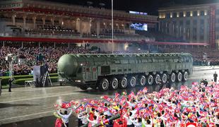 Na veliki vojaški paradi prvič predstavili raketo, ki lahko doseže ZDA #foto