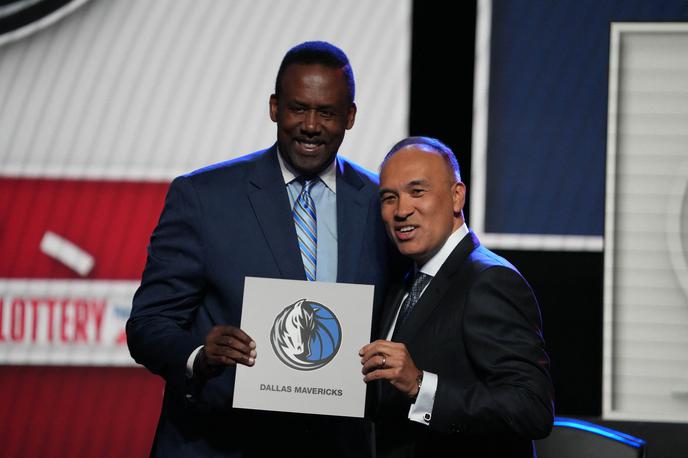 Dallas Mavericks Loterija | Dallas Mavericks je na loteriji prejel pravico do prvega izbora na letošnjem naboru. Tako sta po loteriji pozirala namestnik komisarja lige NBA Mark Tatum in predstavnik Dallasa Rolando Blackman. | Foto Reuters