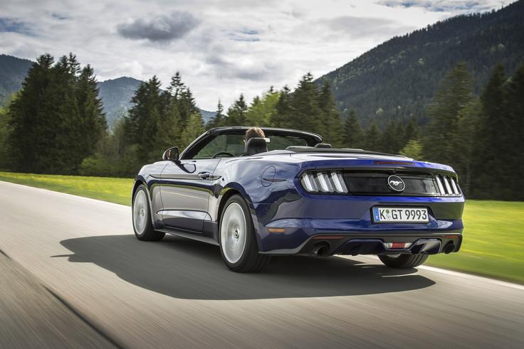 Ford mustang Ford Mustang, ki ga lahko kupci izberejo v eni od desetih posebnih barv, med katerimi sta tudi ekskluzivni Competition Orange in Triple Yellow, obuja značaj avtomobilske legende s sodobnim oblikovanjem in klasičnimi elementi – vključno z dolgim, izklesanim pokrovom motornega prostora in kratkim zadkom. Večslojna izolirana platnena streha kabrioleta poskrbi za tiho kabino in zagotavlja aerodinamičen profil, ko je zložena za sedeži. | Foto: Ford