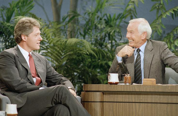 V 20. stoletju so imele ZDA skupno nacionalno kulturo, v kateri so množični mediji nagovarjali širšo sredino ameriške družbe. Na fotografiji iz leta 1988 vidimo televizijskega voditelja Johnnyja Carsona, ki se pogovarja s takratnim guvernerjem Arkansasa Billom Clintonom. | Foto: Guliverimage