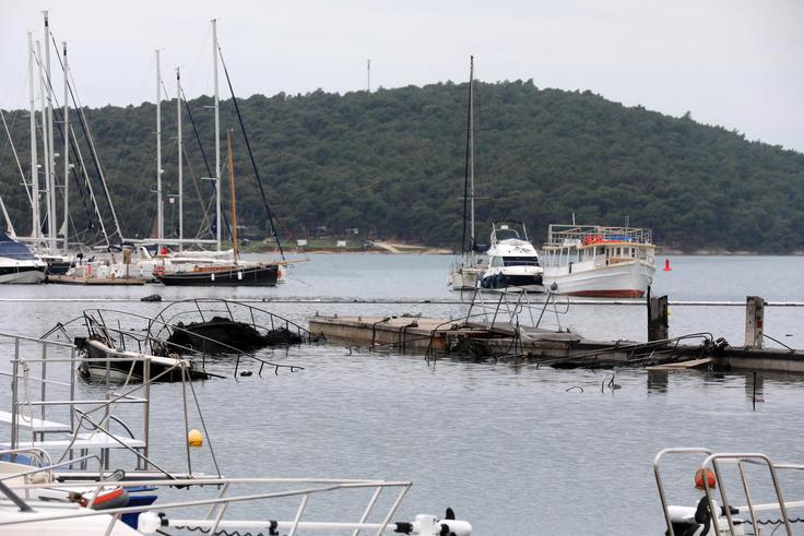 Zagorelo je 34 plovil, 22 je popolnoma uničenih.  | Foto: Grgo Jelavic/Pixsell