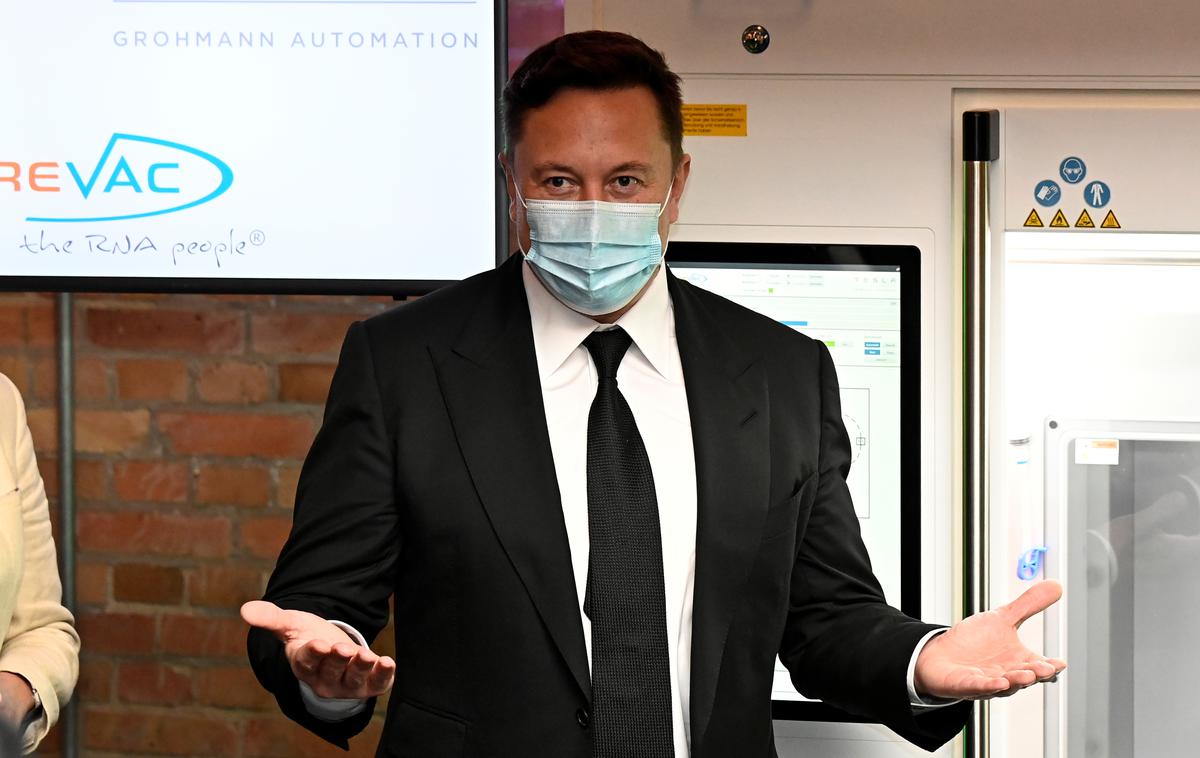 Elon Musk | Po Muskovi oceni bi po letu 2022 lahko nastale težave pri dobavi dovolj velikega števila baterijskih celic, zato bodo pri Tesli ta problem začeli reševati sami.  | Foto Reuters