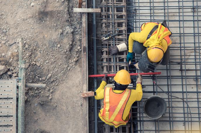 beton, zidanje, gradnja | Po podatkih raziskave, ki so jo izvedli na portalu MojMojster so mojstri v zadnjem letu svoje cene v povprečju zvišali za približno 12 odstotkov, kar je štirikrat toliko, kot je znašala uradna letna inflacija v Sloveniji. | Foto Shutterstock