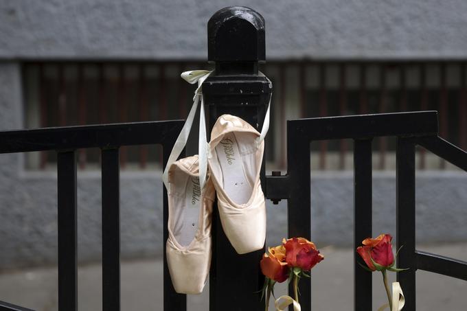 Baletni copati na ograji – žalovanje po strelskem pohodu 13-letnega učenca na osnovni šoli Vladislava Ribnikarja. | Foto: Guliverimage
