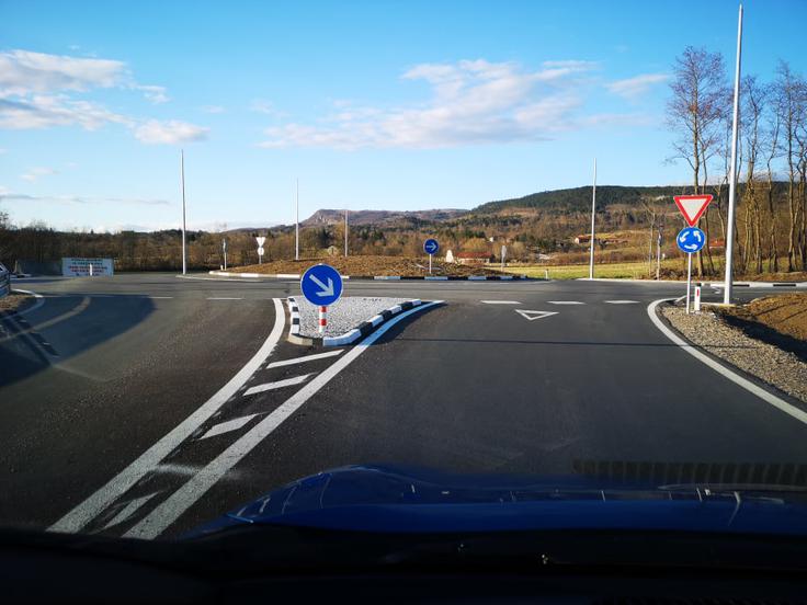 Novo krožišče na cesti od Ilirske Bistrice proti Šembijam. | Foto: Gregor Pavšič