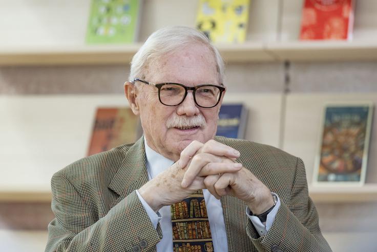Slavko Pregl je prepričan, da je knjižna izvedba zbirke Bralne značke posebna. "Razlikuje se od prvih izdaj in teh knjig ni mogoče kupiti. So lahko trajen ponos prejemnikov." | Foto: Ana Kovač