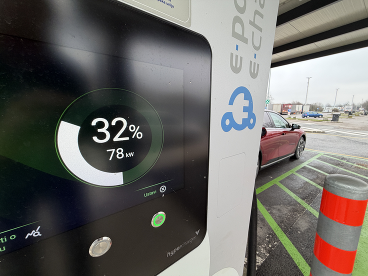 Pri večji bateriji je moč polnjenja izjemno nizka. | Foto: Gregor Pavšič