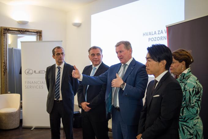 Slovenijo je ob zagonu podjetja obiskal tudi Martin Muessner, podpredsednik Toyota Financial Services Europe (v sredini). | Foto: Toyota