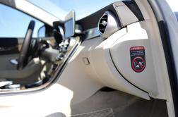 Mercedes C serijsko ne izklopi sovoznikovega "airbaga", smrtno nevaren za otroke?