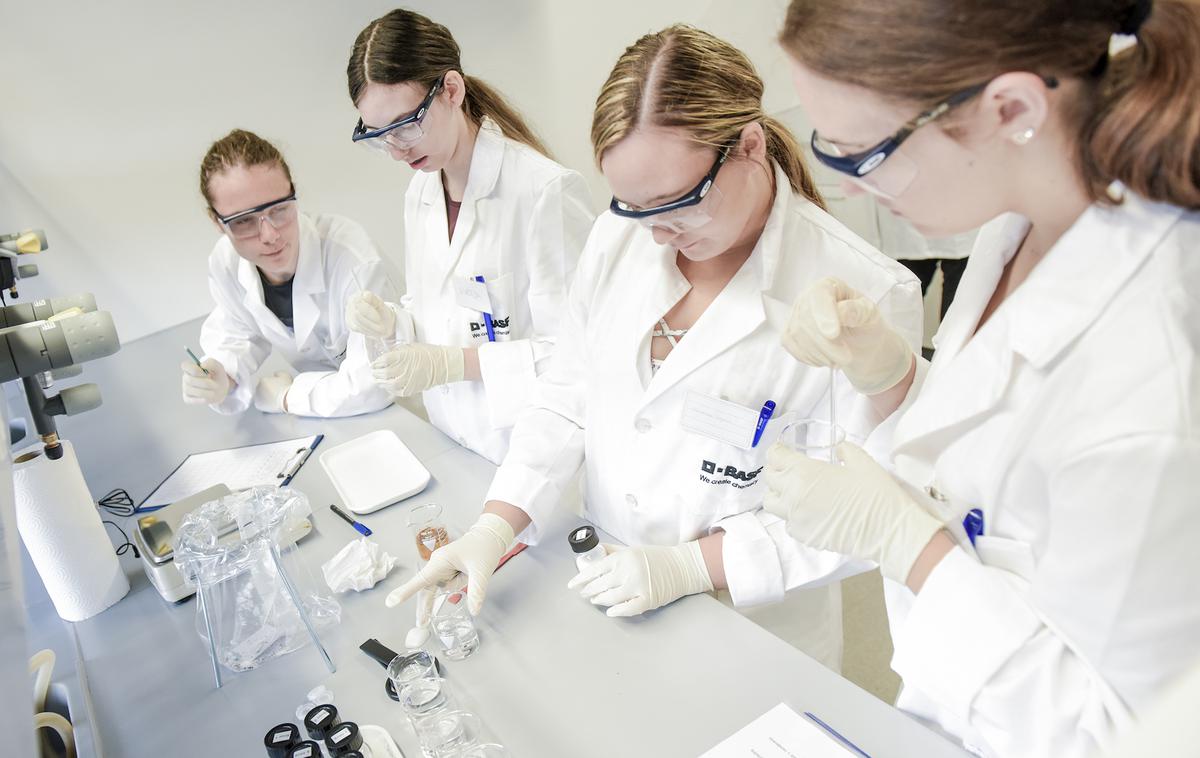 kemija, mladi, laboratorij, eksperiment | Vso lepoto kemije je najlažje začutiti pri eksperimentalnem in laboratorijskem delu. | Foto BASF