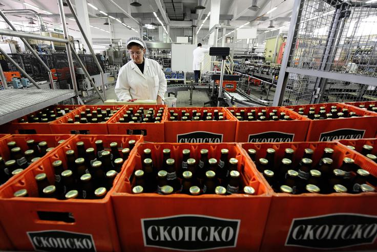 V Pivari Skopje so v pričakovanju piva znamke Laško Zlatorog za 30 odstotkov povečali proizvodne zmogljivosti. | Foto: Reuters
