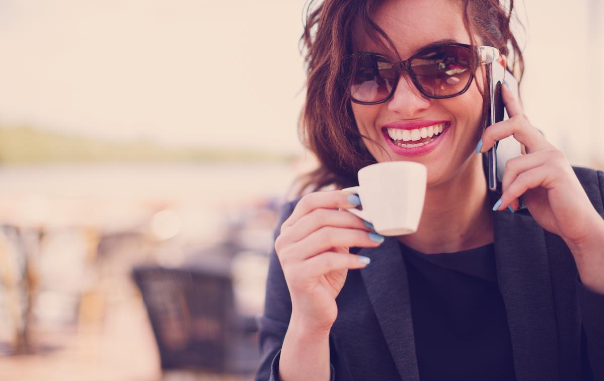 ženska, veselje, telefon, kava | Foto Shutterstock