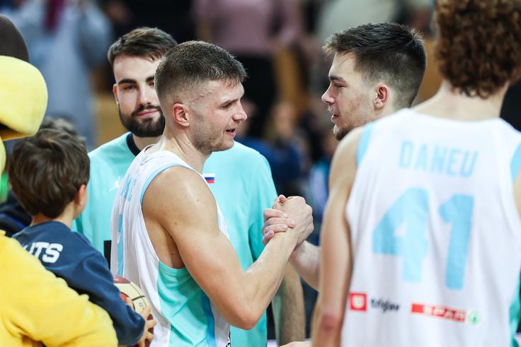 Edu Muriću so po koncu tekme čestitali tudi soigralci. | Foto: Aleš Fevžer