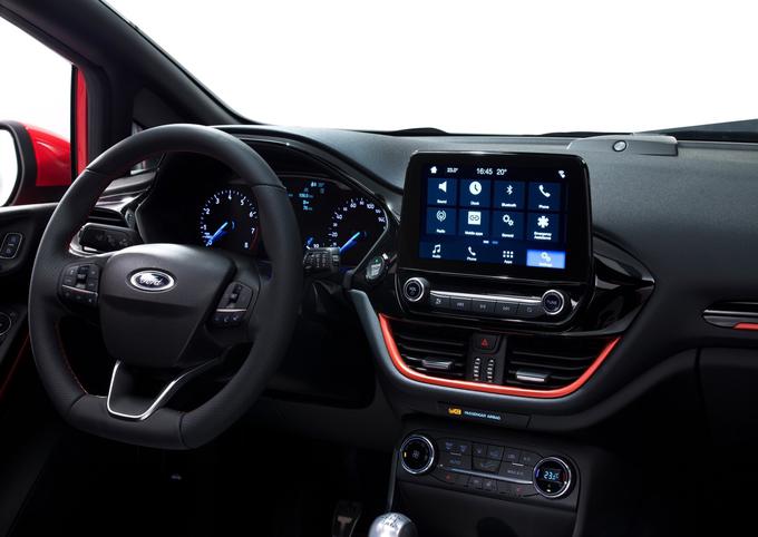 V notranjosti je Ford nad sredinsko konzolo postavil digitalni zaslon. Infozabavni del vozila bo na precej višji ravni kot pri predhodnici. | Foto: Ford