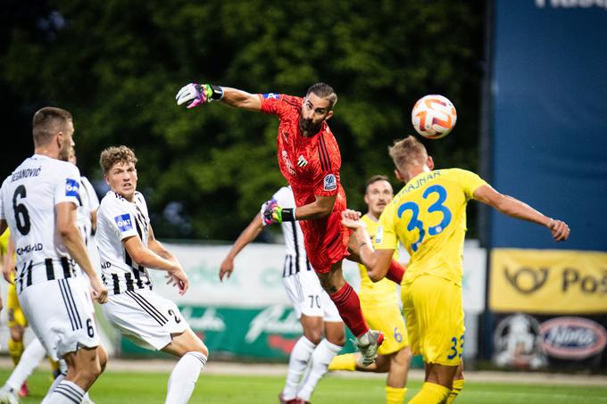 Obradović je v prvem polčasu dobil tri gole, dvakrat je sam slabo posredoval. | Foto: Blaž Weindorfer/Sportida
