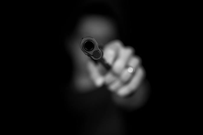 Pištola, orožje, grožnja | Zakaj so v Mengšu ponoči streljali, policisti še preiskujejo. Fotografija je simbolična.  | Foto Unsplash