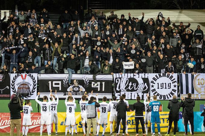 Takole so se nogometaši Mure po zadnjem sodnikovem žvižgu zahvaljevali za podporo navijačem. | Foto: Blaž Weindorfer/Sportida
