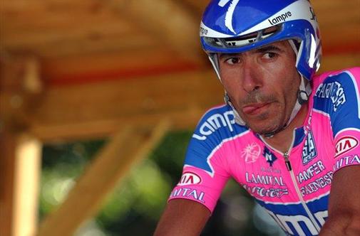 Skočil v vodo in rešil kolo ekipe Lampre (video)
