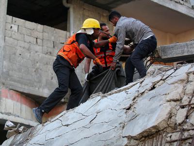 Izrael v novih napadih na Gazo ubil več Palestincev, Hamas obtožen kršenja premirja