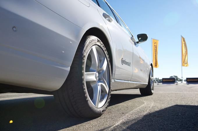 Zaradi bolj toge pnevmatike in manjše deformacije materiala pri letnih pnevmatikah so med vožnjo letne pnevmatike tišje od zimskih. | Foto: Continental