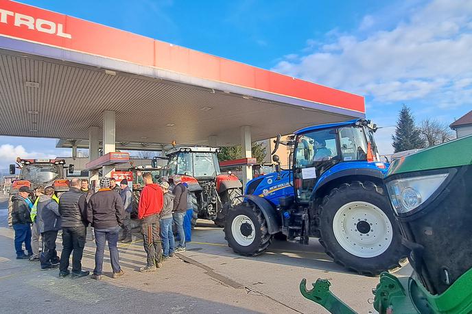 Protest Petrol | Nad odločitvijo Petrola so zelo razočarani. Fotografija je nastala na protestu kmetov ob zaprtju Petrola v Rovtah nad Logatcem.  | Foto Ksenija Mlinar