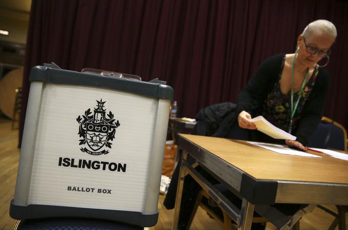 Volišča se bodo zaprla ob 22. uri po britasnkem času, nato bodo izpraznili volilne škatle in začeli preštevati glasove. | Foto: Reuters