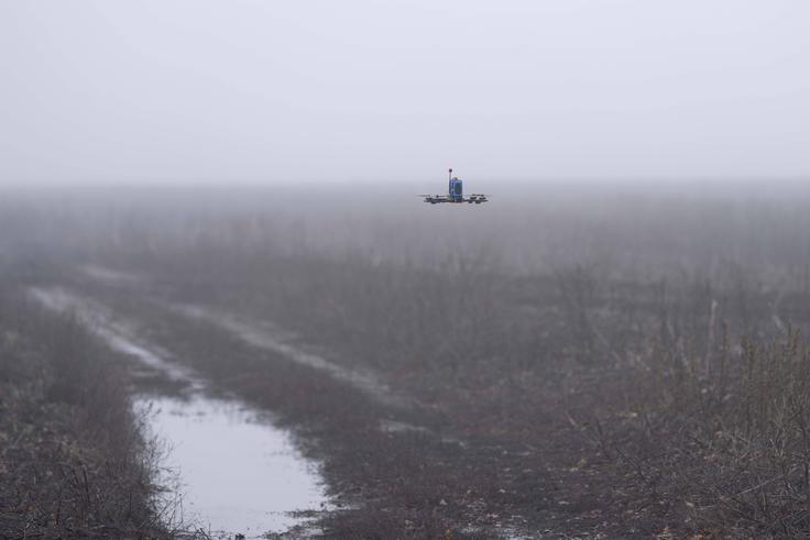 Za razliko od standardnih dronov, ki se zanašajo na radijsko komunikacijo, so novi droni FPV, ki so z operaterji povezani z optičnimi vlakni, skoraj popolnoma imuni na elektronske motnje. | Foto: Guliverimage