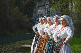 70 let premikanja meja folklorne dejavnosti