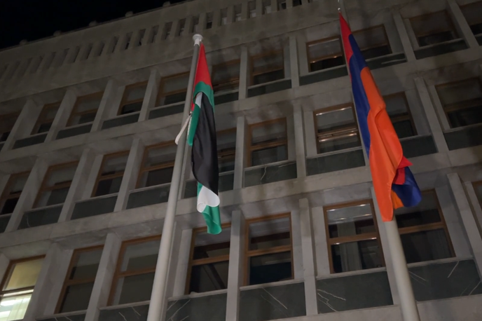 Palestina | Sinočnji dvig palestinske zastave pred stavbo Državnega zbora. | Foto posnetek zaslona