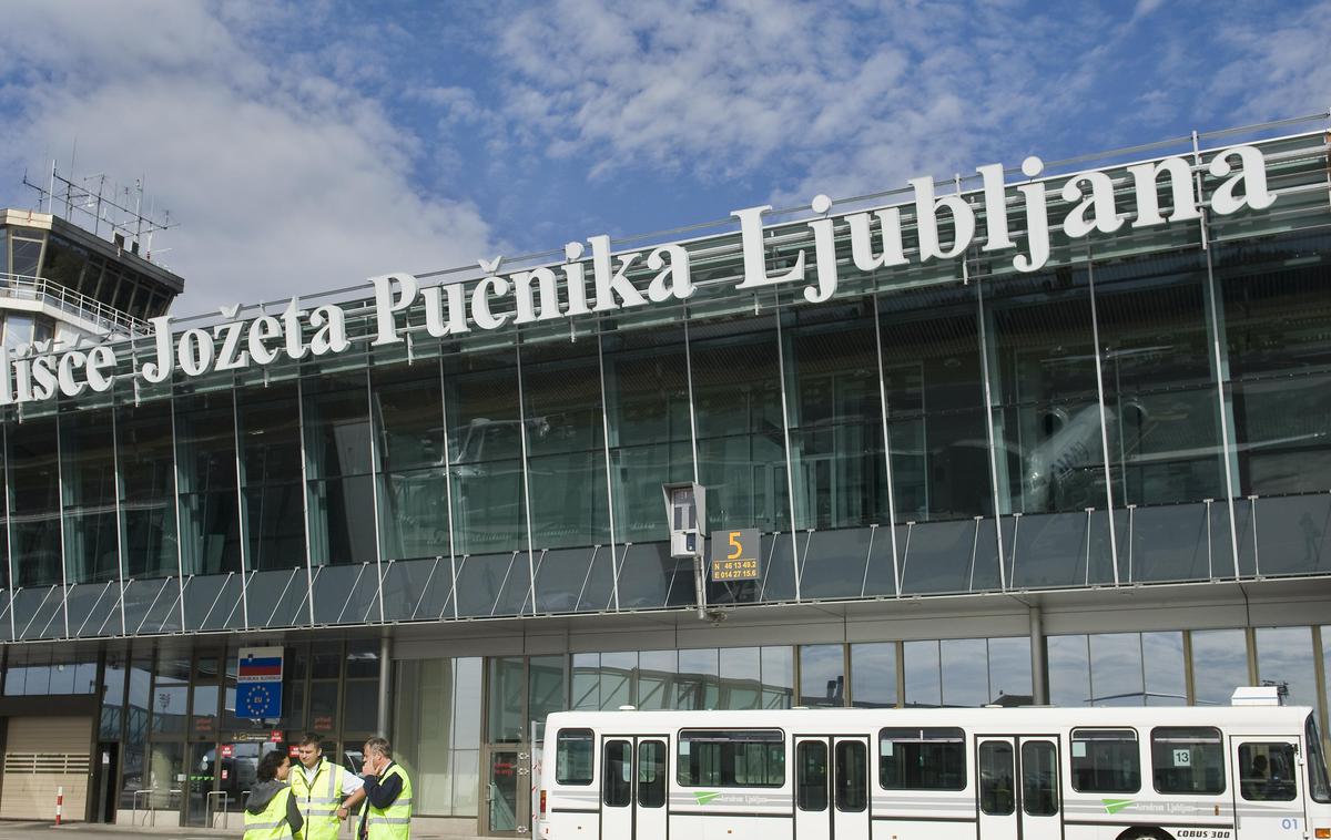Letališče Jožeta Pučnika Ljubljana Brnik | Poenoteni sindikati bodo na Brniku nadaljevali pogajanja z vodstvom družbe Fraport Slovenija. | Foto Bor Slana
