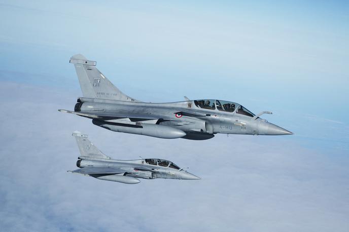 Rafale, lovsko letalo | Prestrezanja sledijo seriji incidentov z droni v zračnem prostoru Estonije, Latvije in Litve v zadnjih tednih. Prejšnji teden je ruski dron z eksplozivom strmoglavil tudi v romunskem mestu Galați. Med padcem je na strehi stanovanjske stavbe izbruhnil požar, dve osebi sta bili poškodovani. | Foto Reuters