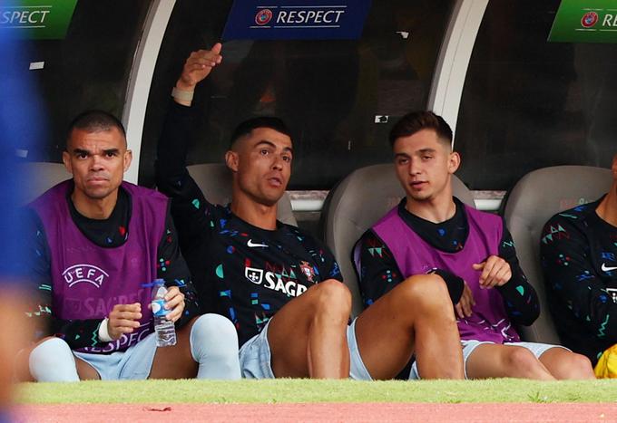 Cristiano Ronaldo je izpustil tudi drugo pripravljalno tekmo Portugalske pred Eurom. Manjkal je že proti Finski (2:4), zdaj ga ni bilo še proti Hrvaški, kjer je dvoboj spremljal s klopi za rezervne igralce. | Foto: Reuters