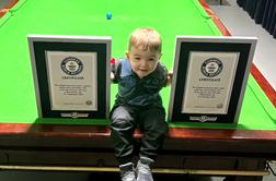 Komaj dveletni navijač Rdečih vragov osupnil z veščinami v snookerju #video