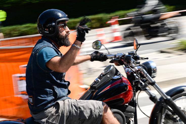 Harley-Davidson je po velikosti peti največji proizvajalec motociklov na svetu. Zgodovina znamke, nekateri legendarni modeli (electra glide, fatboy, pa vojaške izvedenke, da predvojnih mojstrovin sploh ne omenjamo) so zagotovilo, da se legije vernikov v ameriške motociklistične sanje le še večajo. | Foto: Klemen Korenjak