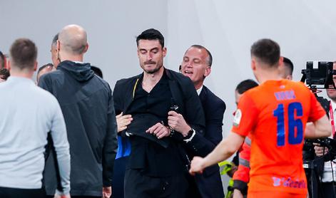 Bizarno, Riera vstal in odšel zaradi neizpolnjene zahteve!