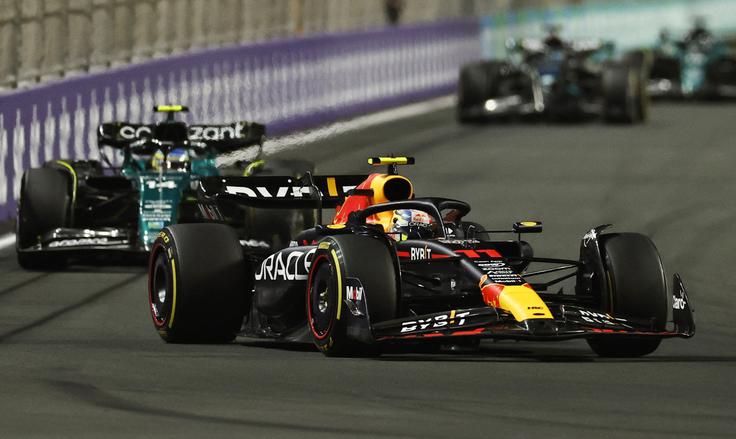 Sergio Perez je v petem krogu prehitel Fernanda Alonsa in se odpeljal do pete zmage. | Foto: Reuters