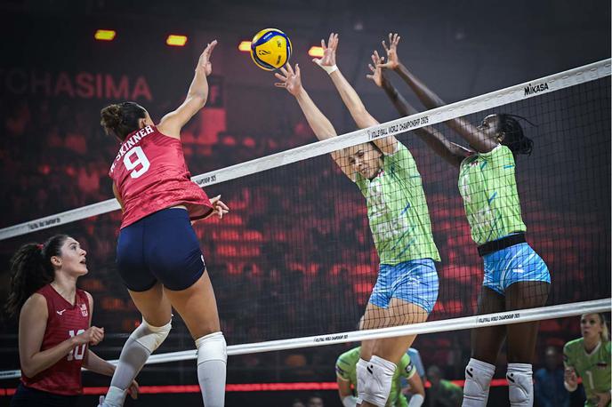 slovenska ženska odbojkarska reprezentanca : ZDA | Slovenke so na premierni tekmi svetovnega prvenstva v prvih treh nizih enakovredno igrale z Američankami. | Foto Volleyball World